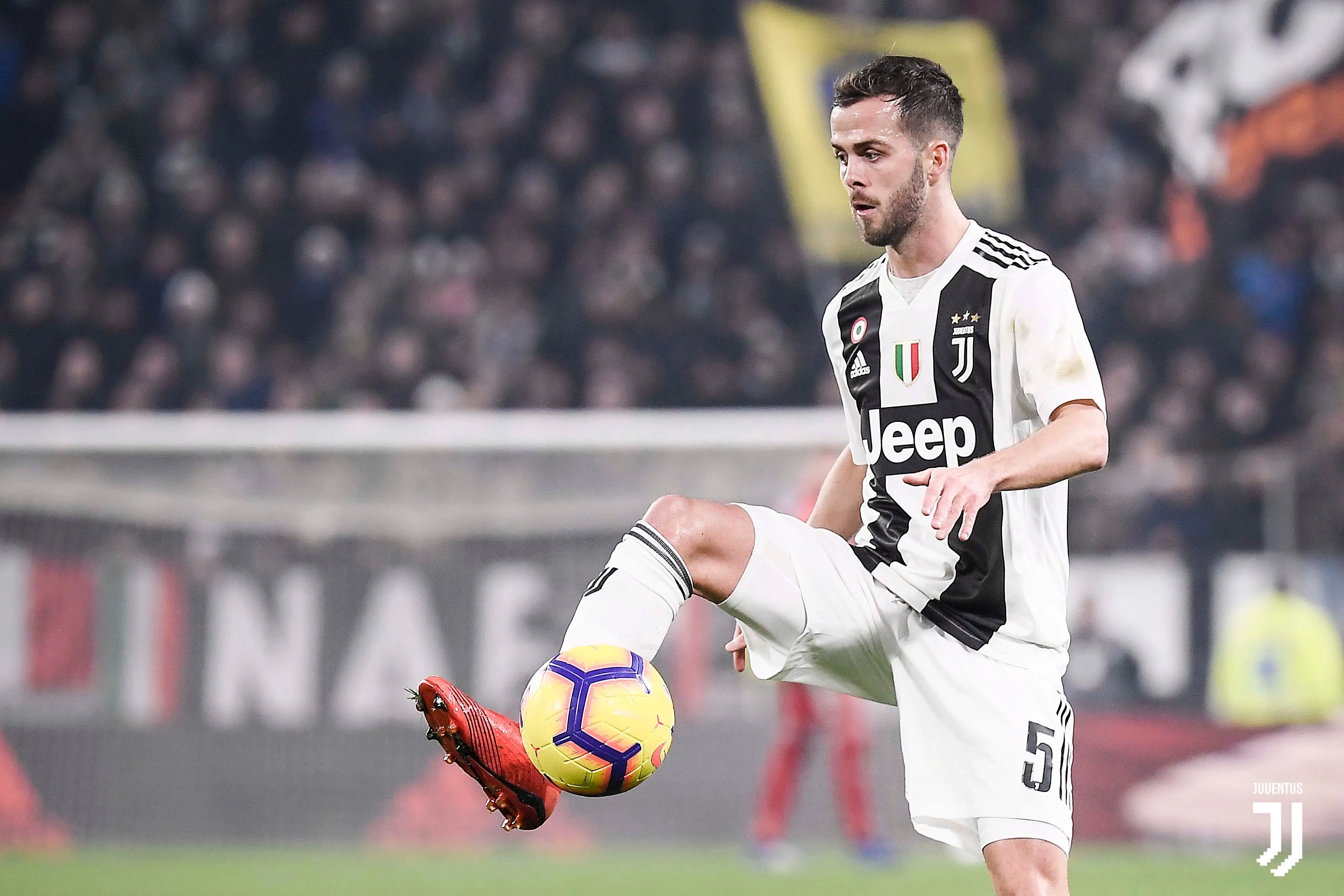 Report: Miralem Pjanic has said ‘yes’ to a move to Barcelona - Bóng Đá