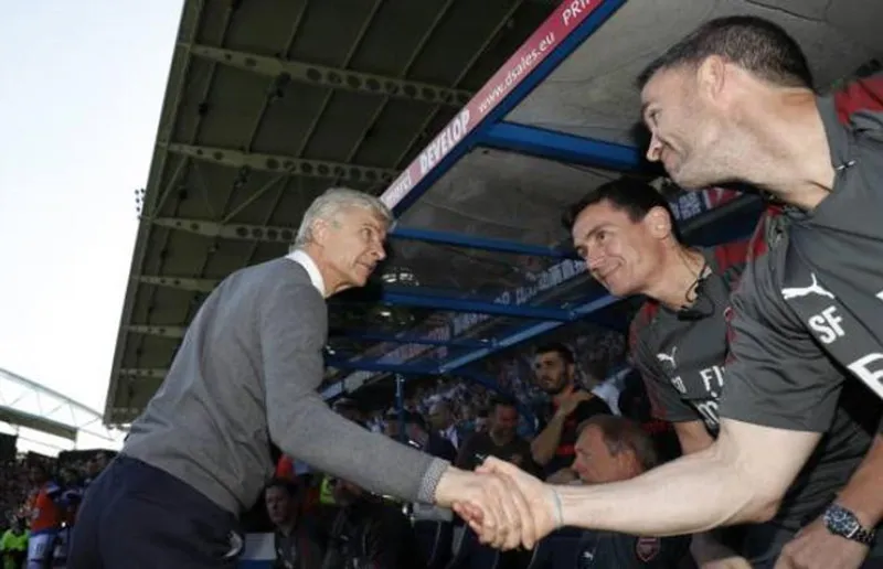 Khoảnh khắc HLV Wenger cúi chào CĐV Arsenal lần cuối gây xúc động - Bóng Đá