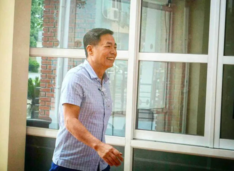 Ông Trần Mạnh Hùng tươi cười đến cuộc họp VPF - Bóng Đá