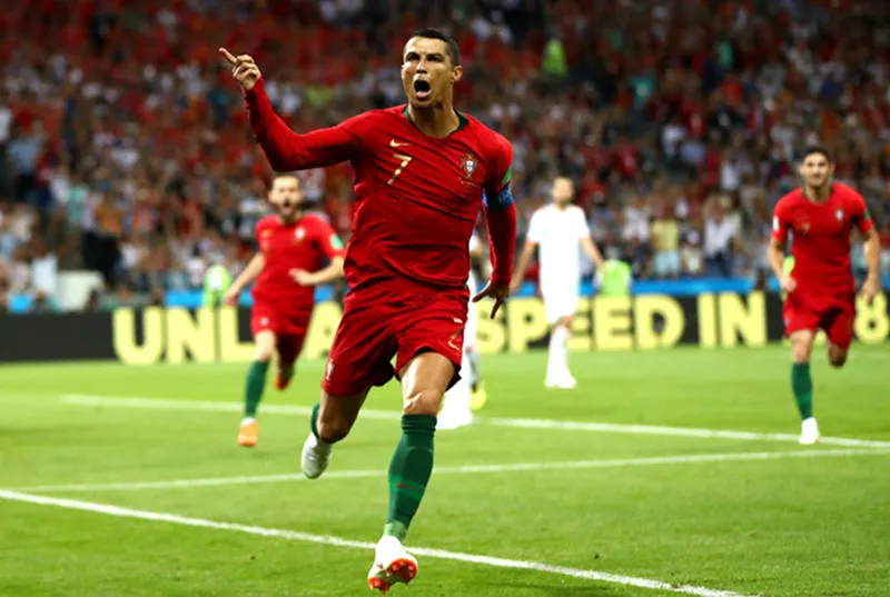 ‘Chân trái, chân phải, sút phạt, cái gì Ronaldo cũng giỏi’ - Bóng Đá