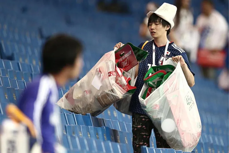 Cầu thủ Nhật Bản giữ phòng thay đồ sạch bóng sau trận thua Bỉ - Bóng Đá