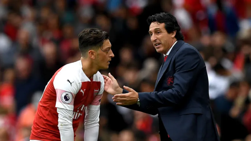 Đây, lý do Emery gạt phăng mâu thuẫn và xếp Ozil đá chính - Bóng Đá