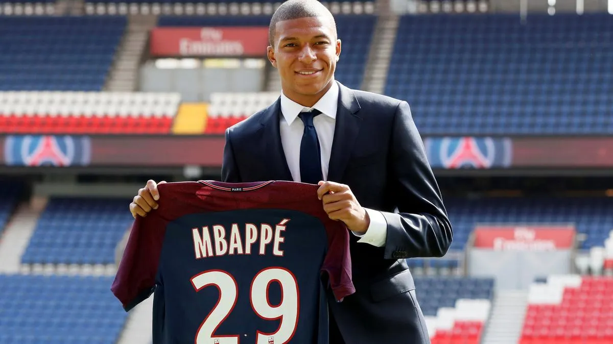 Kylian Mbappe 'wanted PSG to provide him with a private jet' as part of his contract - Bóng Đá