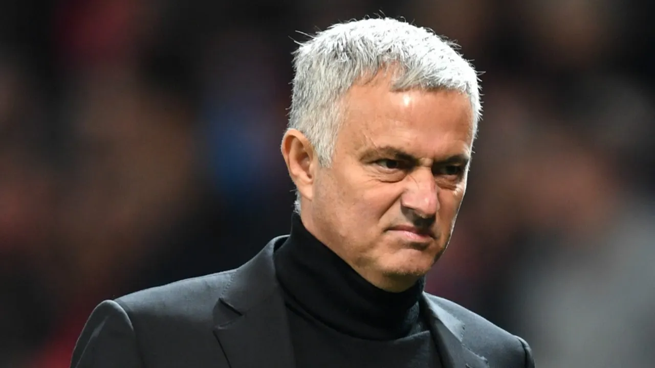Gary Neville opens up about Jose Mourinho’s problem with Man United squad - Bóng Đá