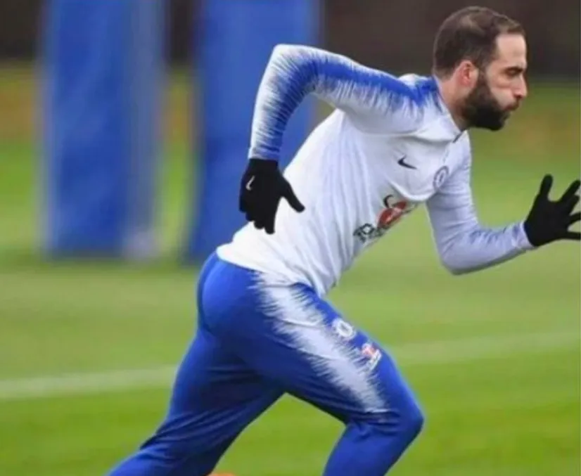 Gonzalo Higuain mocked by two former AC Milan teammates following Chelsea transfer - Bóng Đá