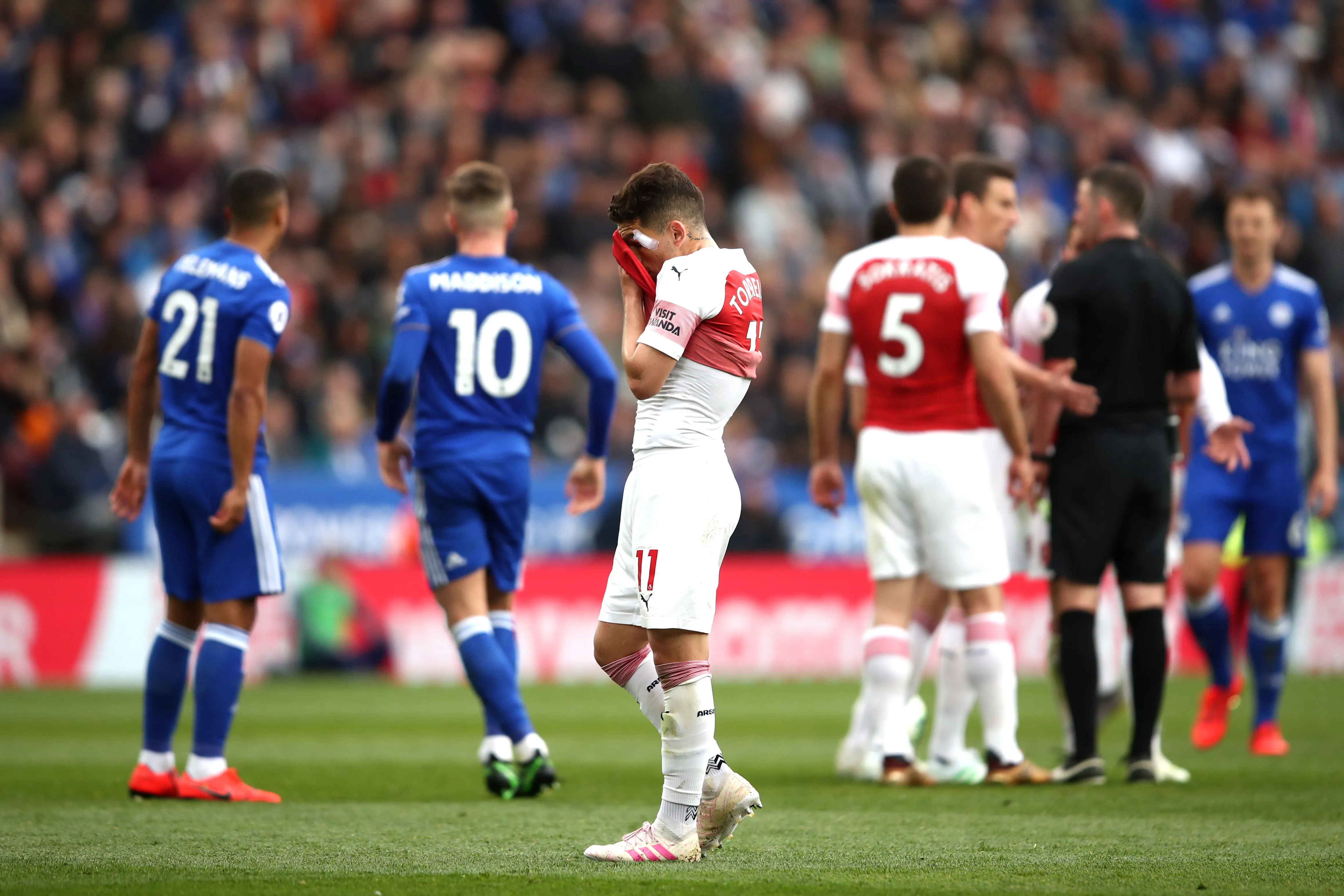 ARSENAL FANS WANT OZIL AND TORREIRA TO START AGAINST LEICESTER - Bóng Đá