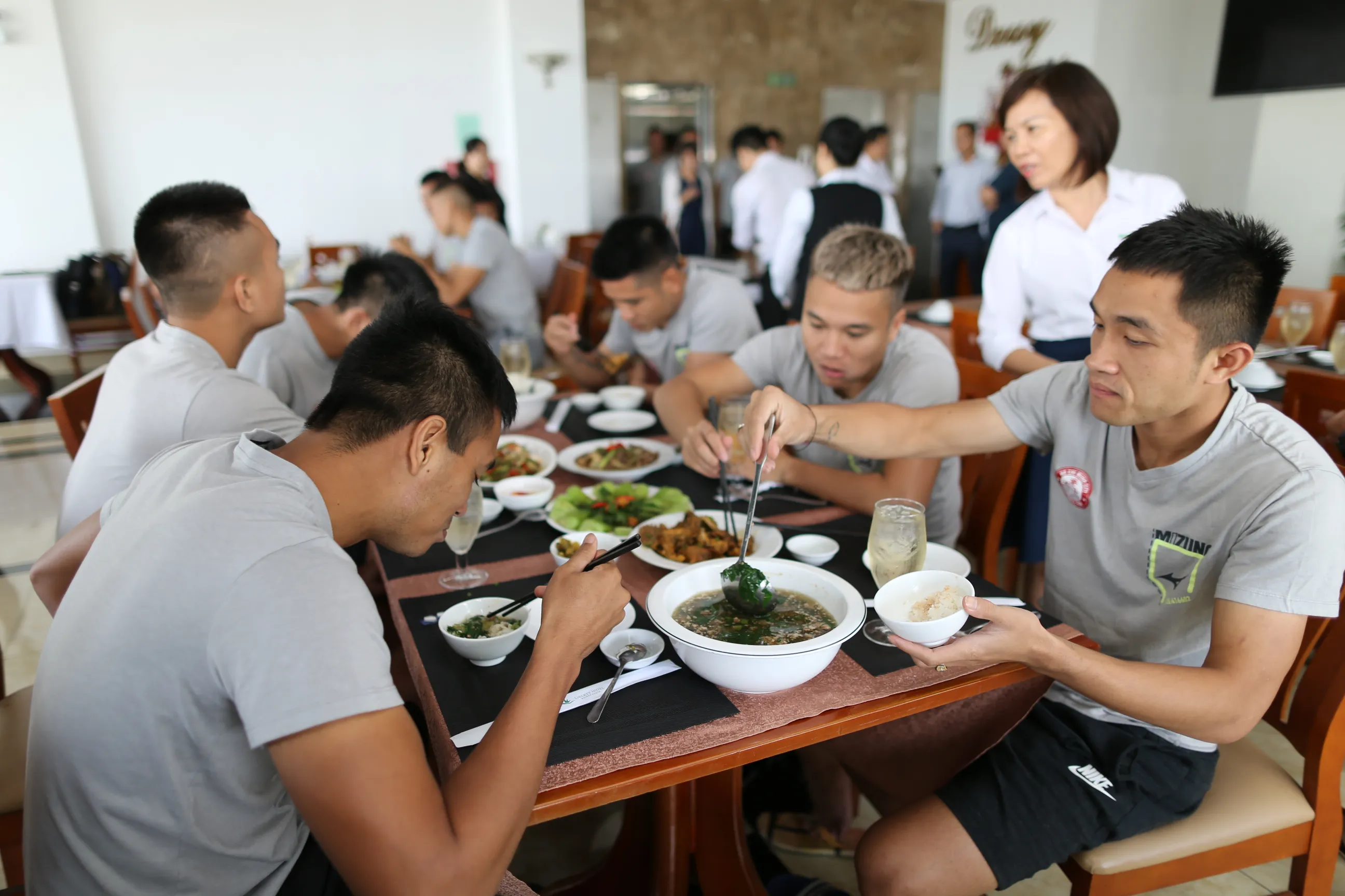 Đội bóng HLV Miura tăng cường dinh dưỡng sẵn sàng bứt tốc giai đoạn cuối V-League 2018 - Bóng Đá