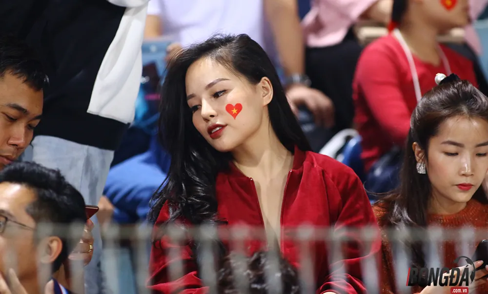 Bóng hồng Việt đọ sức mỹ nhân Thái trên khán đài AFF Cup 2018 - Bóng Đá