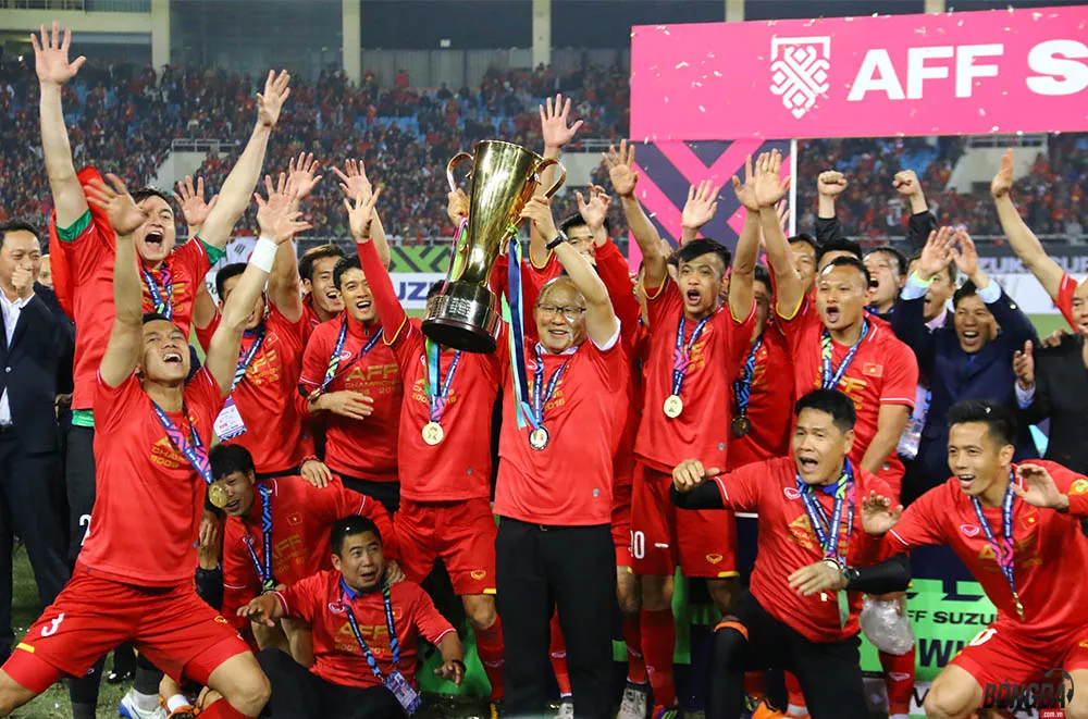 HLV Park Hang-seo tặng Cup vàng cho người hâm mộ Việt Nam - Bóng Đá
