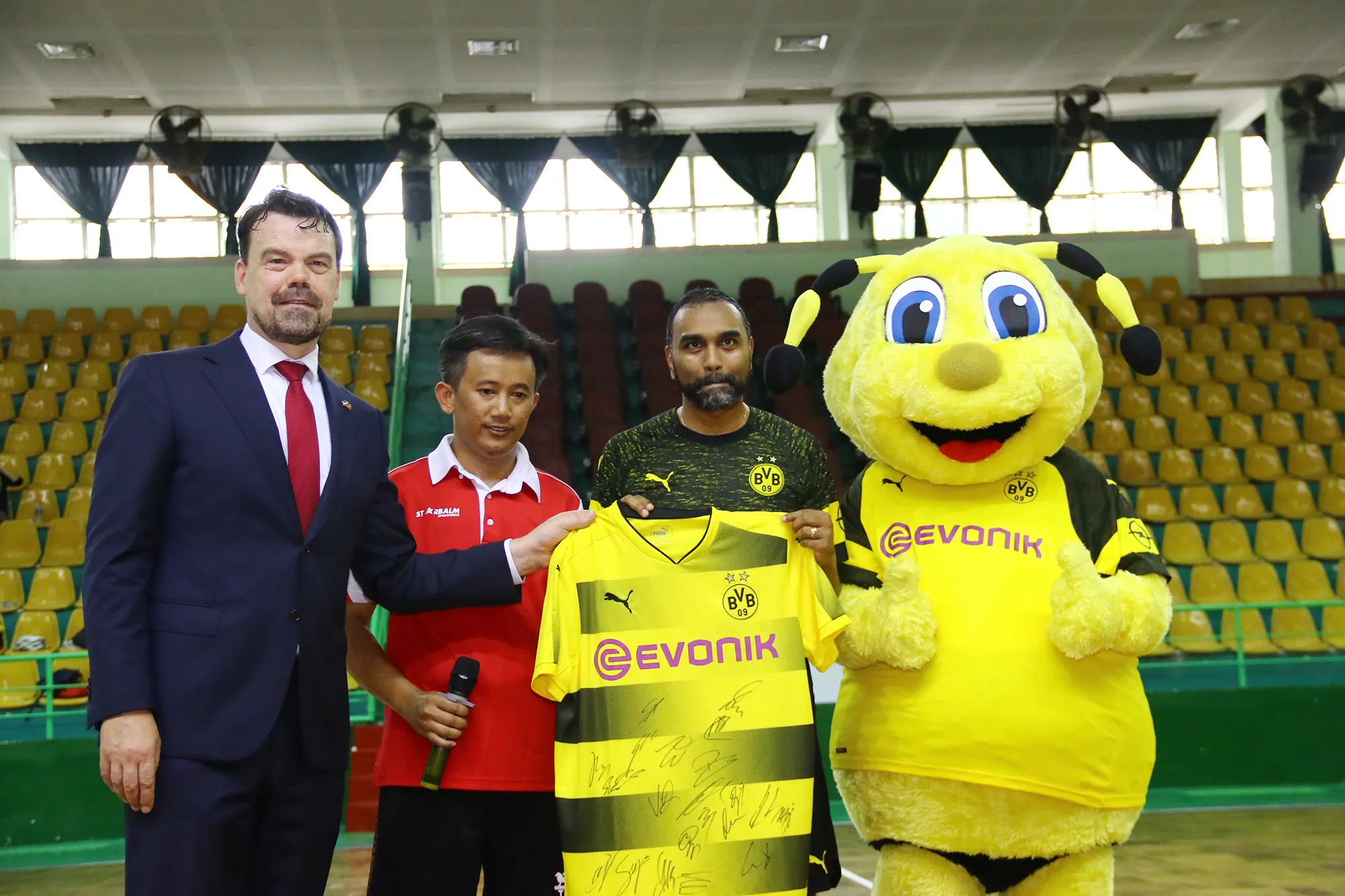 Fraser Sport vô địch giải giao hữu futsal CLB Borussia Dortmund (BVB)  - Bóng Đá