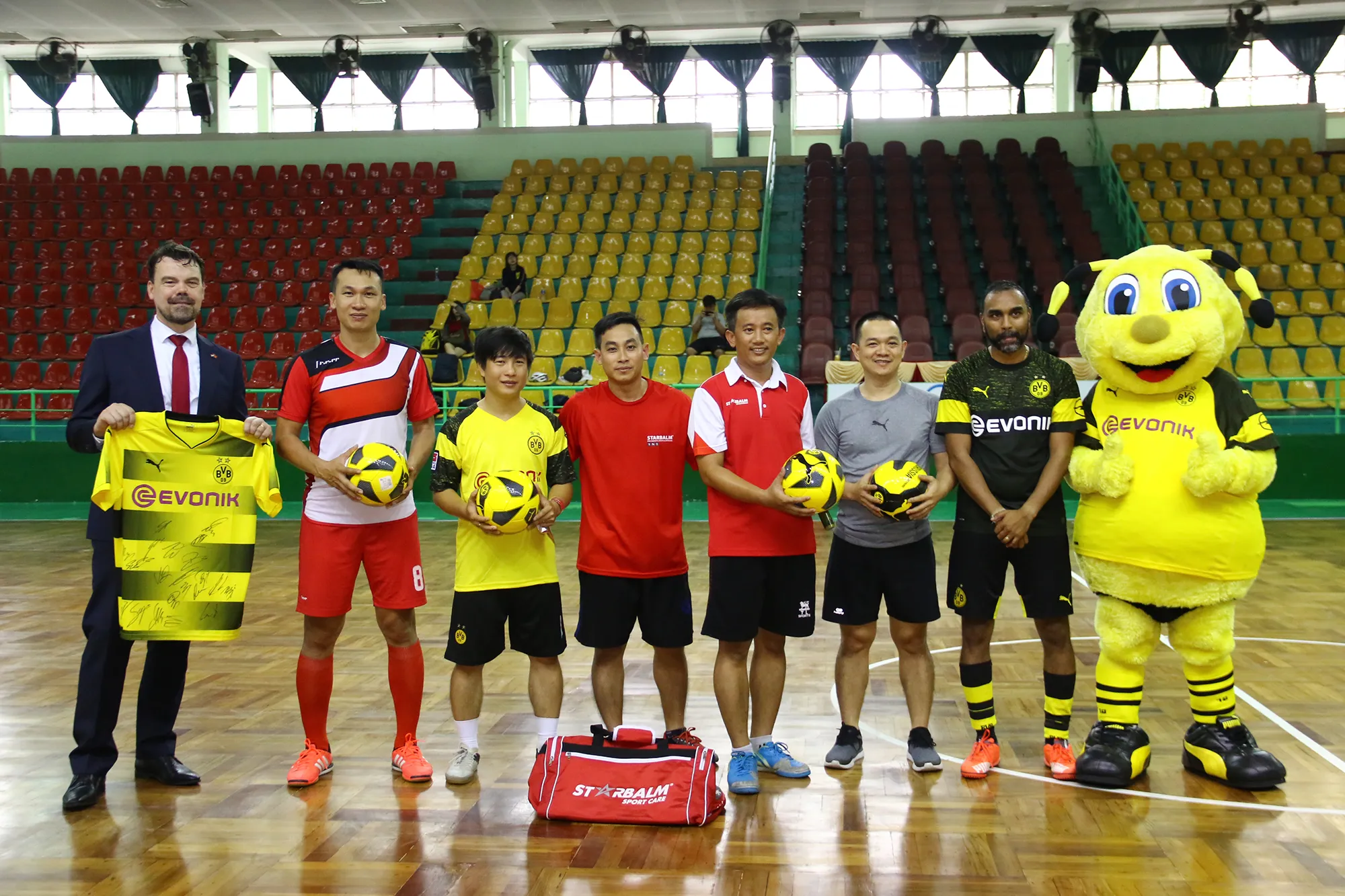 Fraser Sport vô địch giải giao hữu futsal CLB Borussia Dortmund (BVB)  - Bóng Đá