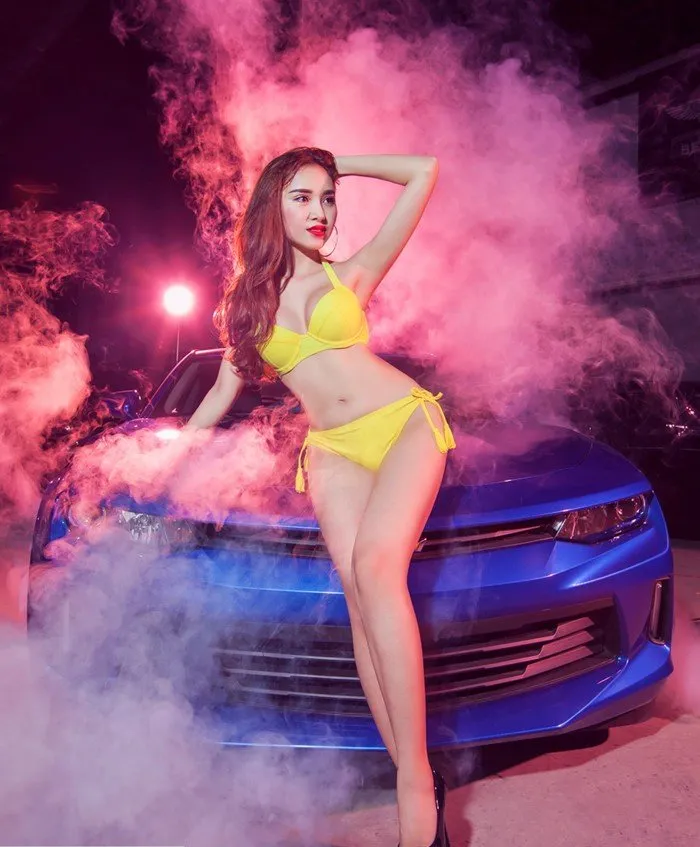 Người đẹp diện bikini đọ sức nóng bên Chevrolet Camaro