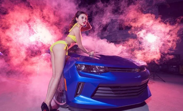 Người đẹp diện bikini đọ sức nóng bên Chevrolet Camaro