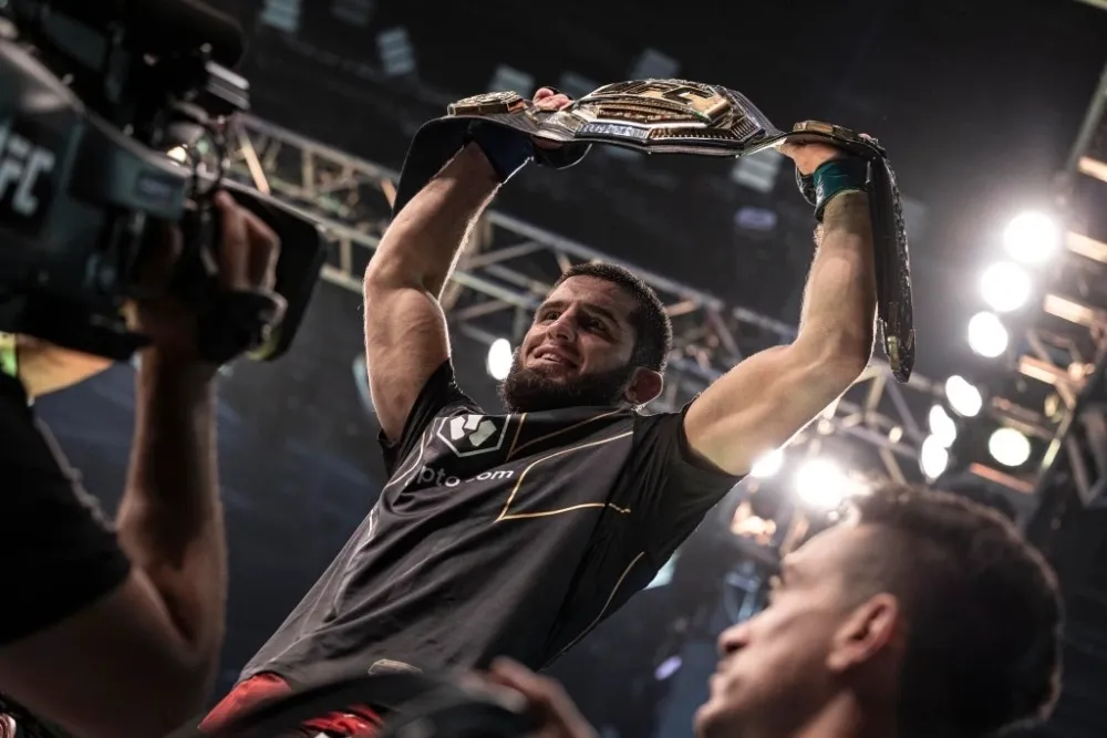 Islam Makhachev trở thành nhà vô địch hạng nhẹ sau chiến thắng tại UFC 280.