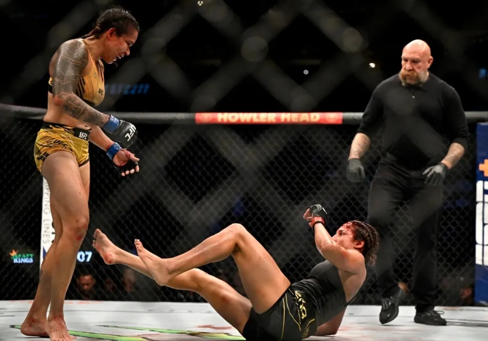 Julianna Pena (phải) trong trận thua Amanda Nunes tại UFC 277.