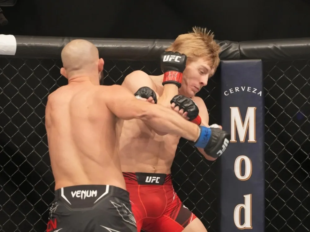 Paddy Pimblett trong trận đấu với Jared Gordon tại UFC 282.