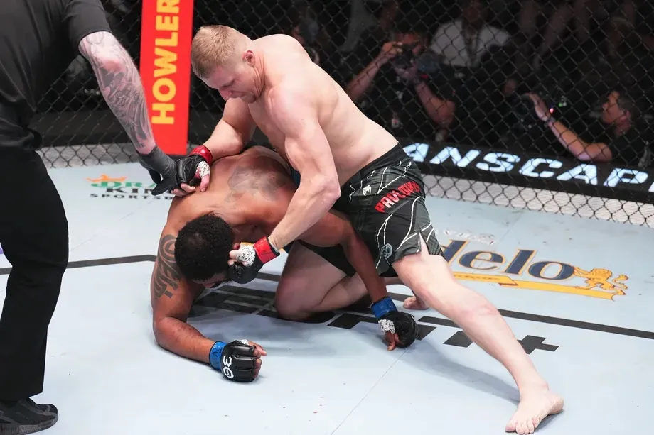Sergei Pavlovich hạ knockout Curtis Blaydes tại UFC Fight Night 222.