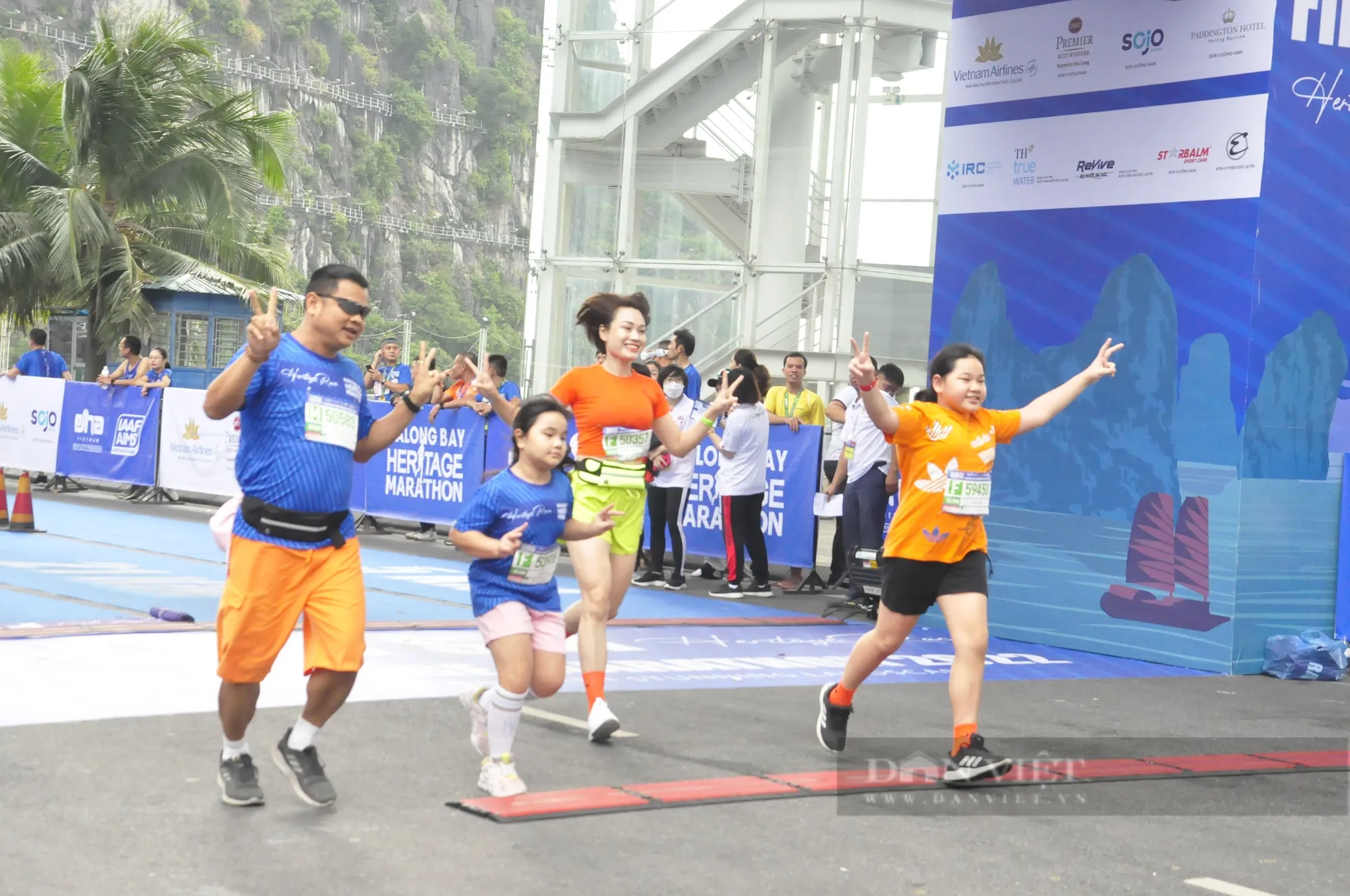 "Runner" 4 tuổi tham gia Marathon Quốc tế Di sản vịnh Hạ Long - Ảnh 2.