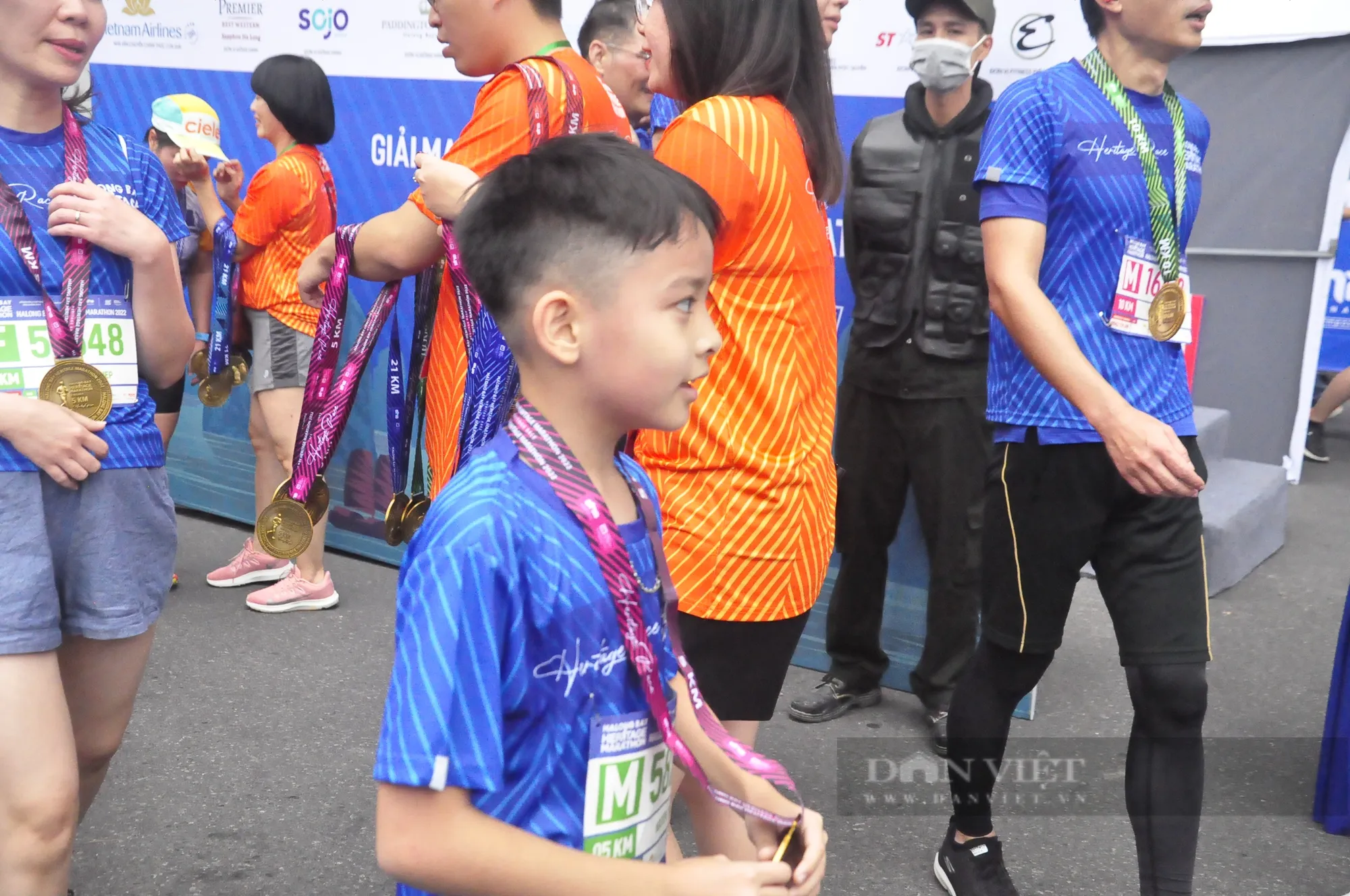 "Runner" 4 tuổi tham gia Marathon Quốc tế Di sản vịnh Hạ Long - Ảnh 10.
