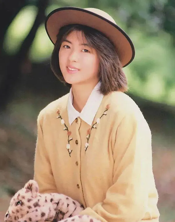 Shinobu Nakayama hoạt động với vai trò ca sĩ, diễn viên. Thuở đôi mươi, cô được mệnh danh ngọc nữ nhờ vẻ đẹp trong trẻo.