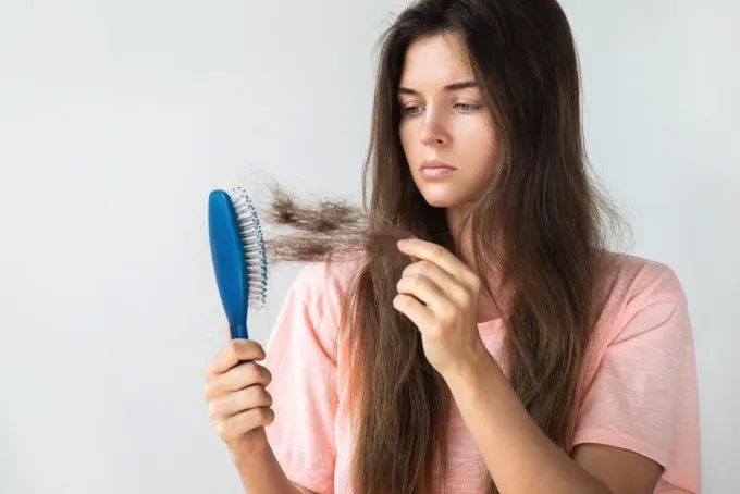 Thiếu hụt dinh dưỡng, thiếu ngủ cũng là nguyên nhân dẫn đến rụng tóc.