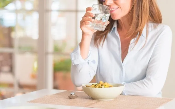 Uống một cốc nước trước khi ăn giúp lấp đầy dạ dày, hạn chế ăn quá nhiều.