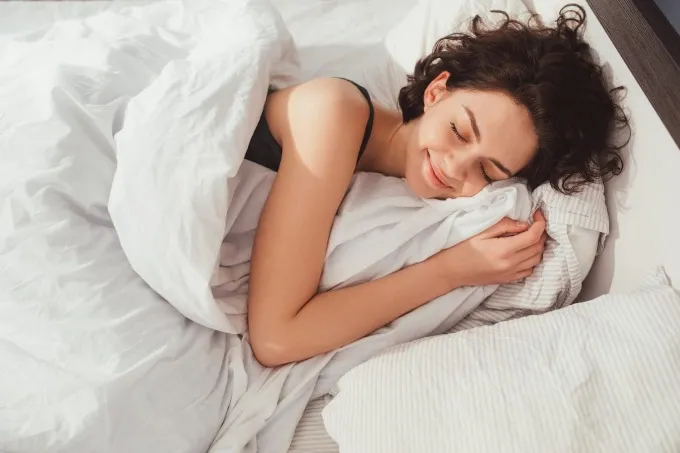 Ngủ đủ giấc giúp cân bằng hormone no - đói, nhờ đó kiểm soát việc ăn uống hiệu quả hơn.