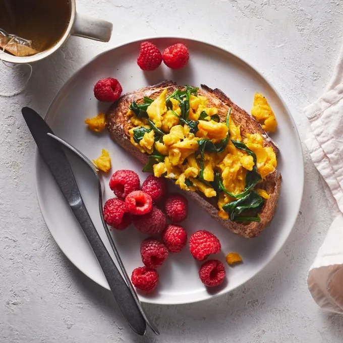 Bữa sáng lý tưởng cho sức khỏe và vóc dáng nên diễn ra trước 9h với đầy đủ các nhóm dưỡng chất: tinh bột tốt, chất xơ, protein.