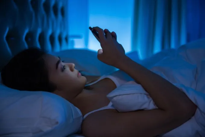 Bỏ thói quen lướt điện thoại, sử dụng máy tính... trước giờ đi ngủ cũng là cách giúp cải thiện chất lượng giấc ngủ.