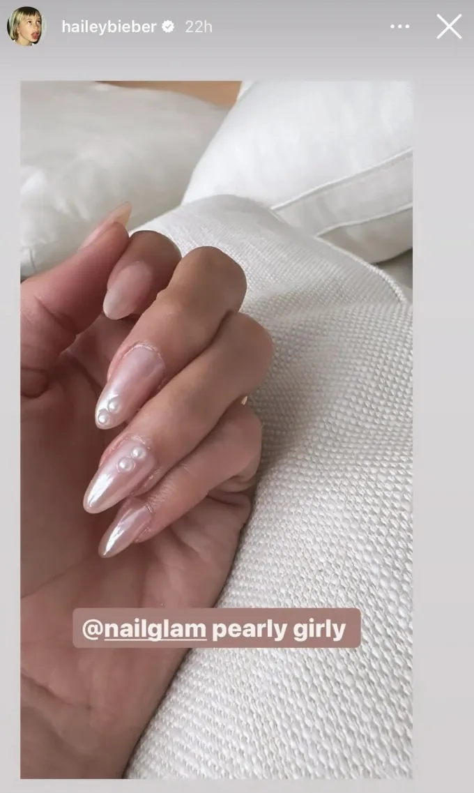 Sau khi chia sẻ hình ảnh bộ nail mới làm trên story, nhiều tín đồ làm đẹp đã bắt chước Hailey Bieber sơn móng màu ngọc trai.