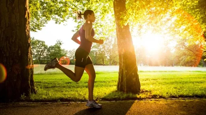 Chạy bộ là một trong những môn thể thao giúp tăng cường sức khỏe và giảm cân hiệu quả.