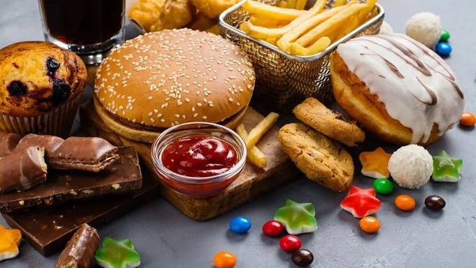 Nên hạn chế các món chiên rán, nhiều đường ngọt dễ khiến da nổi mụn, gia tăng các triệu chứng tiền kinh nguyệt.
