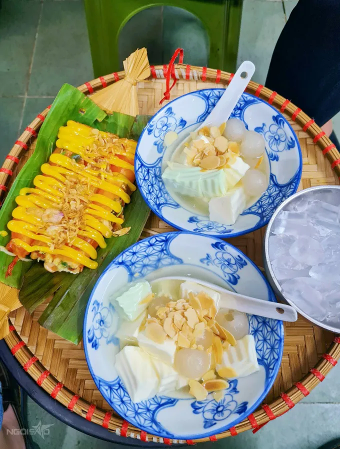 Combo chè khúc bạch, bánh tráng được ưa chuộng. Ảnh: Nguyên Chi