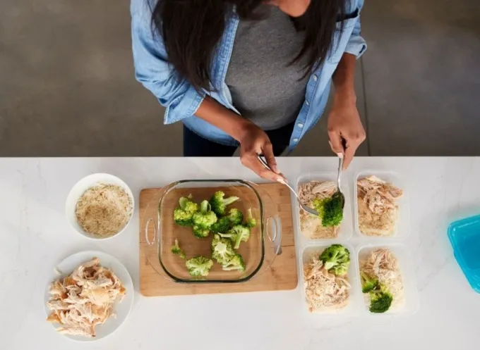 Tự nấu ăn, mang theo đồ ăn khi đi làm là cách giúp tiết kiệm cả chi phí lần kiểm soát dinh dưỡng nạp vào cơ thể tốt hơn.