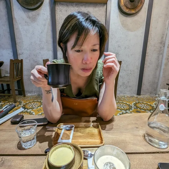 Lần nào trở về Việt Nam, Vua đầu bếp Mỹ gốc Việt Christine Hà cũng dành thời gian khám phá ẩm thực. Lần này, cô được một người bạn dẫn foodtour trải nghiệm các món ăn đặc sản Hà Nội trong các quán ăn bình dân.