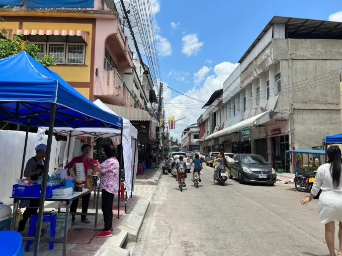 Khu phố Việt Nam (Vietnam Town) tại tỉnh Udon Thani sẽ là phố người Việt đầu tiên trên thế giới, chưa chính thức khai trương nhưng nhiều hàng quán đã mở cửa đón khách. Địa chỉ nằm tại ngõ 2, đường Si Suk, thành phố Udon Thani. Đây sẽ là nơi giao lưu, buôn bán, giới thiệu những nét ẩm thực, văn hóa của người Việt tới cộng đồng người Thái và khách du lịch.
