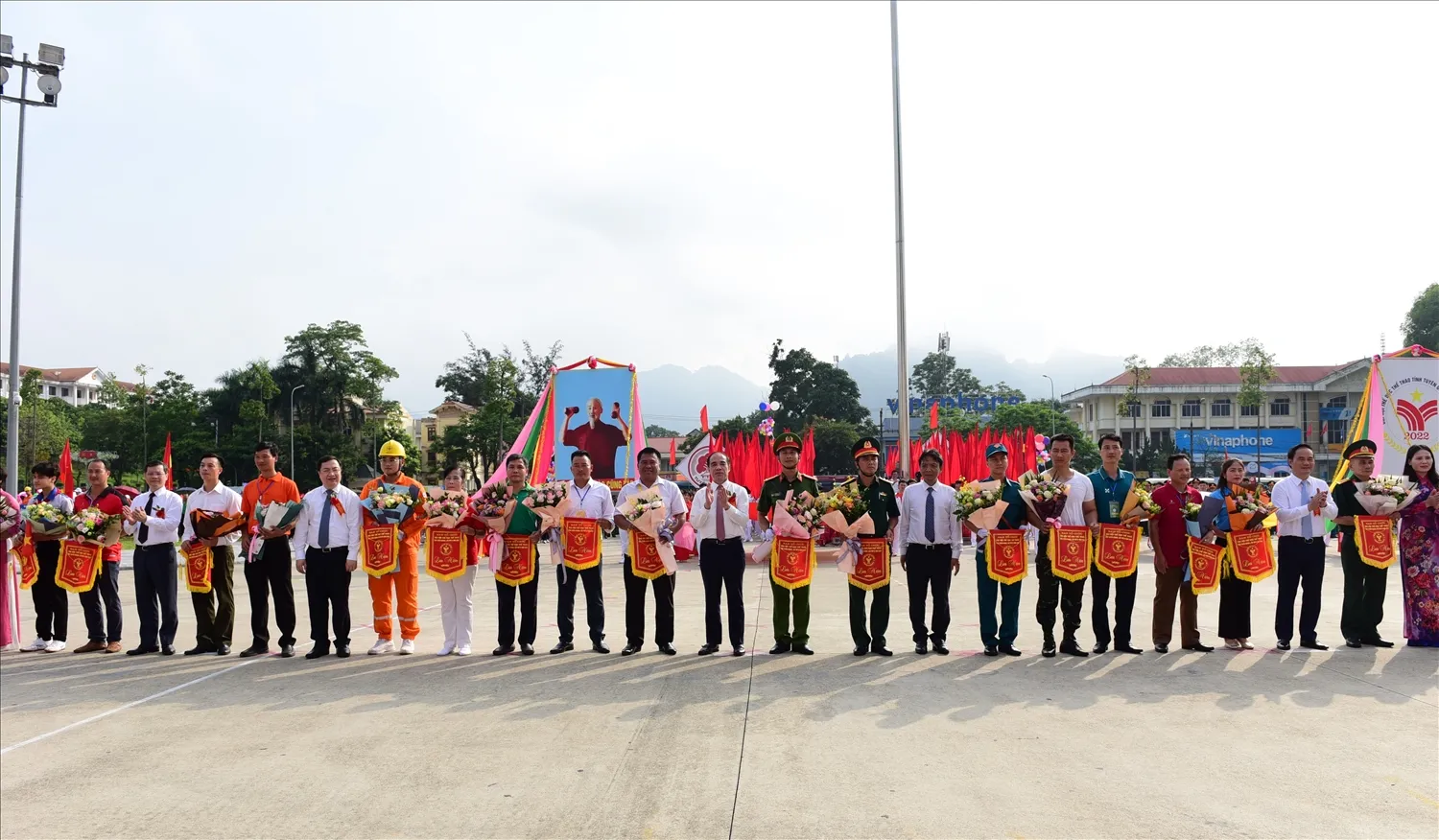 Các đồng chí lãnh đạo tỉnh và các đại biểu tặng hoa và cờ lưu niệm cho các đoàn tham gia Đại hội.
