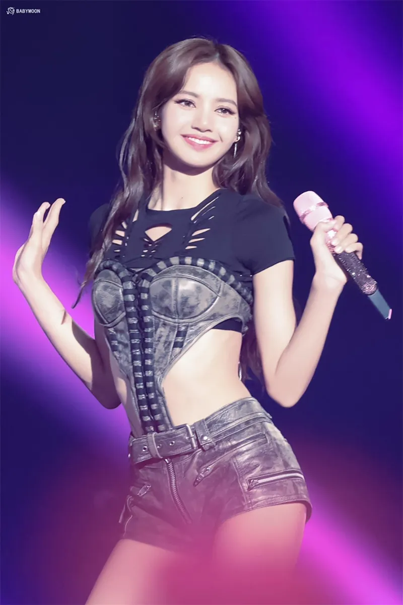 vi-sao-fan-lisa-blackpink-quay-lung-khi-nu-idol-bieu-dien-o-quan-ruou-thoat-y-tai-phap-3