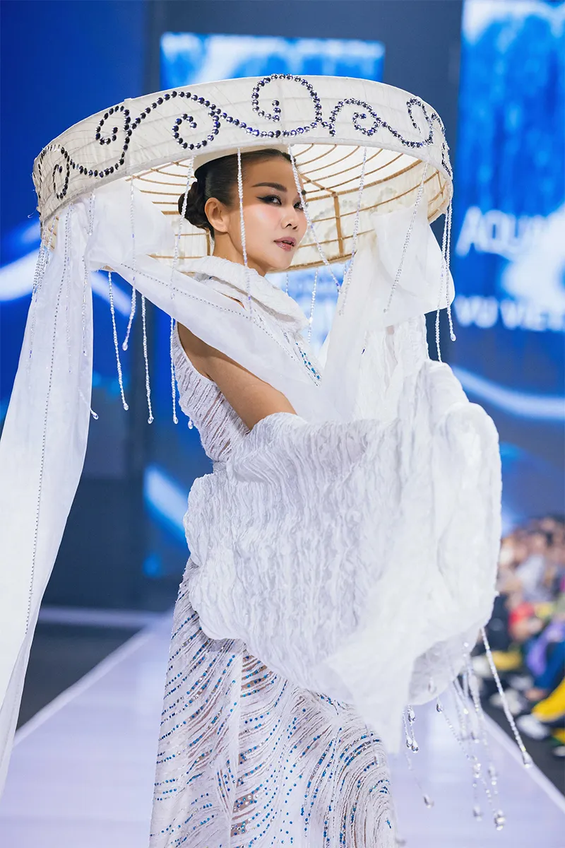 chi-dep-hong-nhung-va-thanh-hang-thay-nhau-chiem-spotlight-tai-khai-mac-aquafina-vietnam-international-fashion-week-2023-4