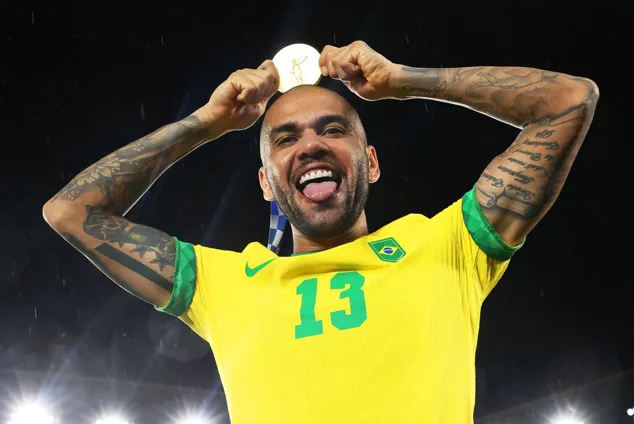 Dani Alves bị điều tra trước World Cup 2022 - Bóng Đá