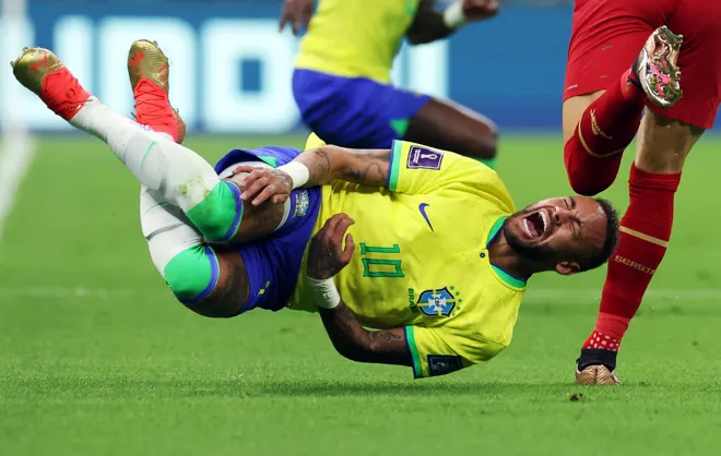 Lý do Neymar cởi áo trong trận nhưng không bị phạt thẻ vàng - Bóng Đá