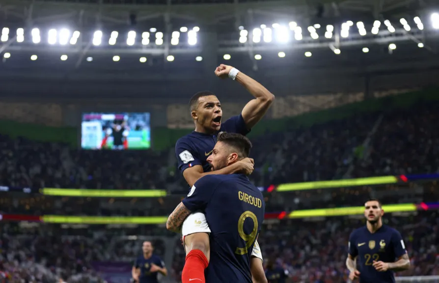 Chặn Mbappe kiểu gì? - Bóng Đá