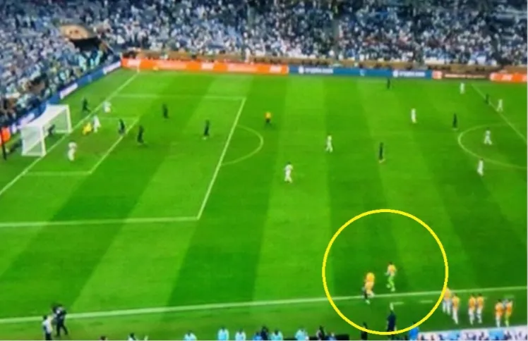 Argentina có 13 cầu thủ trên sân khi Messi ghi bàn - Bóng Đá