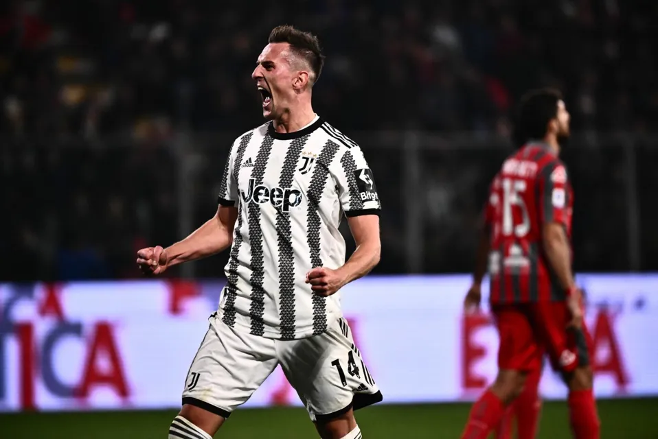 Juventus thắng nhờ pha đá phạt phút bù giờ - Bóng Đá