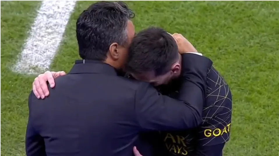 Messi ôm chặt HLV đối thủ sau khi rời sân - Bóng Đá