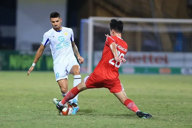 Cựu U16 Barcelona muốn làm học trò HLV Troussier; Indonesia tức điên vì trọng tài Việt Nam - Bóng Đá