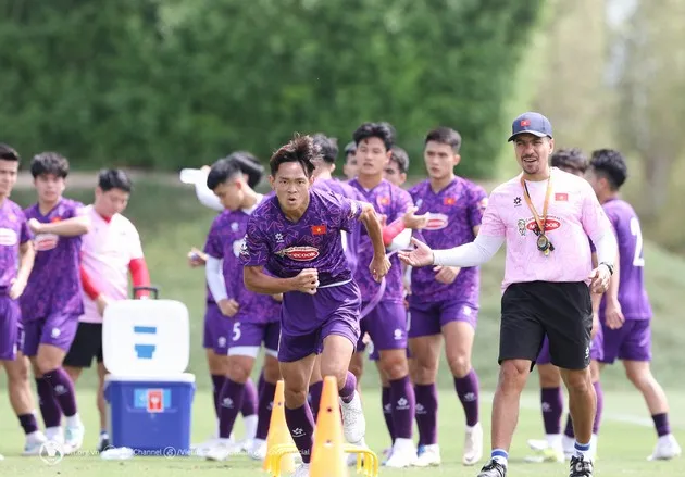 Cựu trợ lý Man Utd muốn dẫn dắt ĐT Việt Nam; Quang Hải sẵn sàng xuất ngoại - Bóng Đá