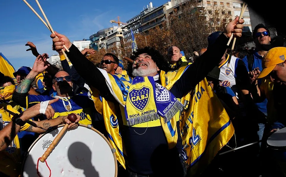 CĐV Boca Juniors và River Plate hò hét, đốt phát sáng loạn cả khu Madrid - Bóng Đá