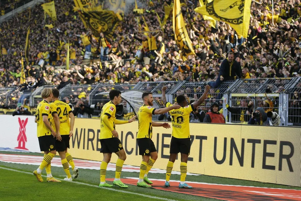 Dortmund lên đầu bảng trong ngày Reus nhận cú sốc - Bóng Đá