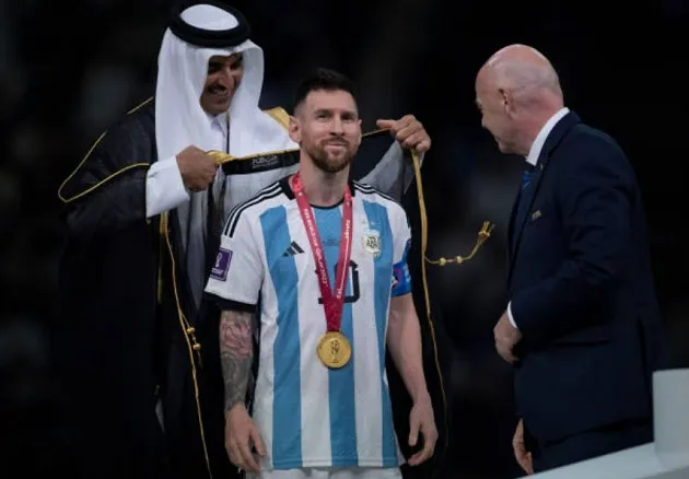 Cận cảnh vua Qatar choàng áo bào cho Messi - Bóng Đá